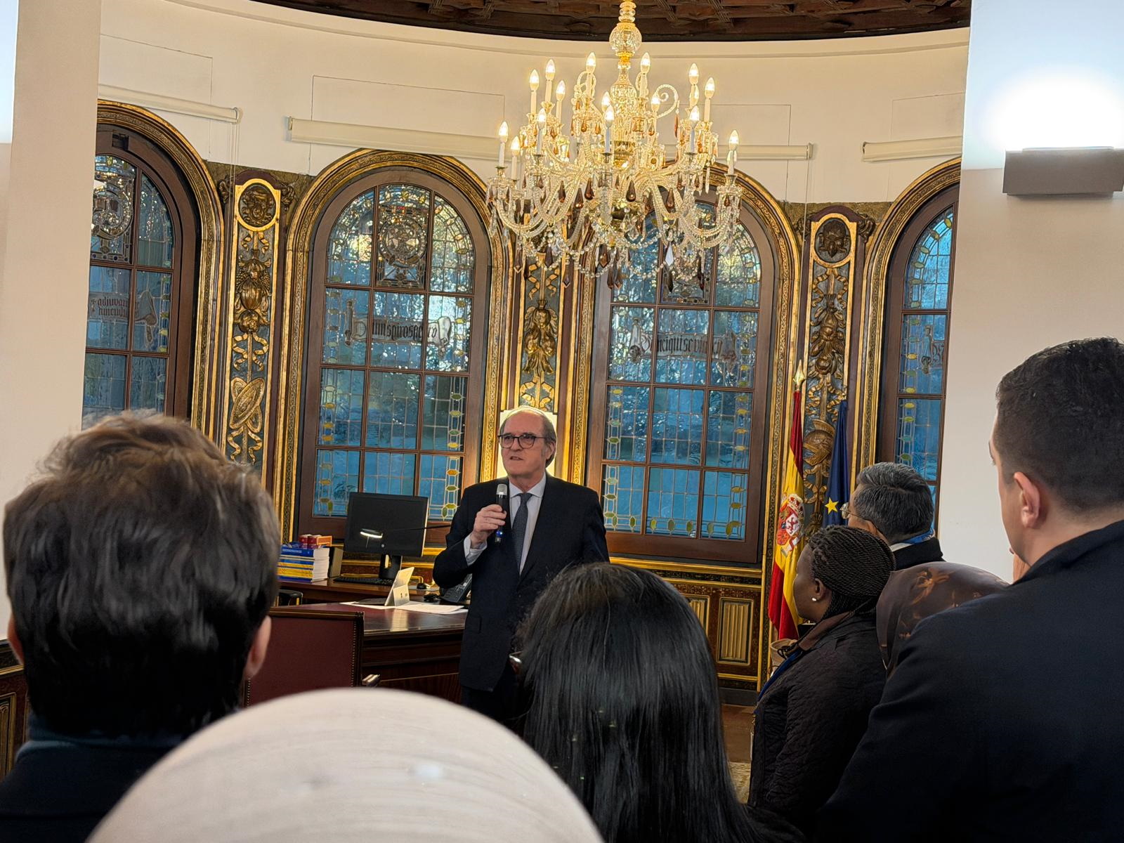 Ángel Gabilondo mantiene un encuentro con participantes en el XXI Curso para Asesores Parlamentarios
