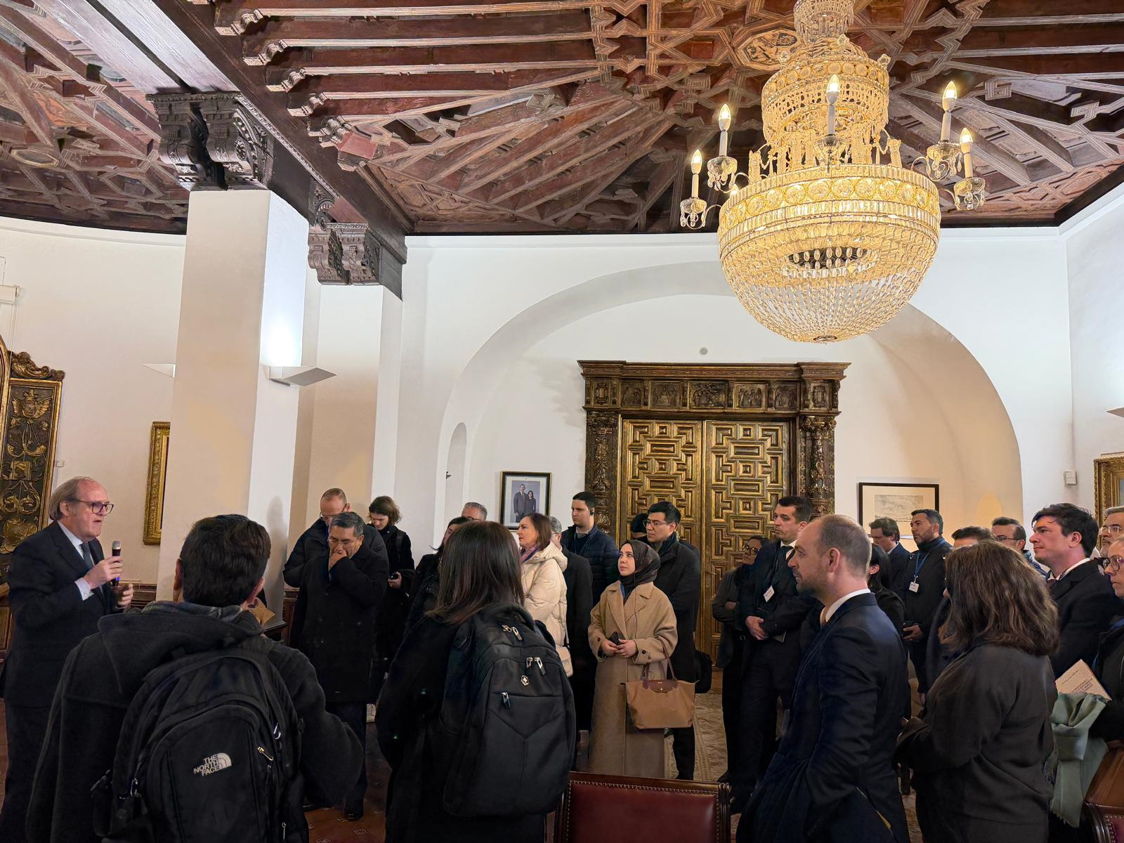 Ángel Gabilondo mantiene un encuentro con participantes en el XXI Curso para Asesores Parlamentarios