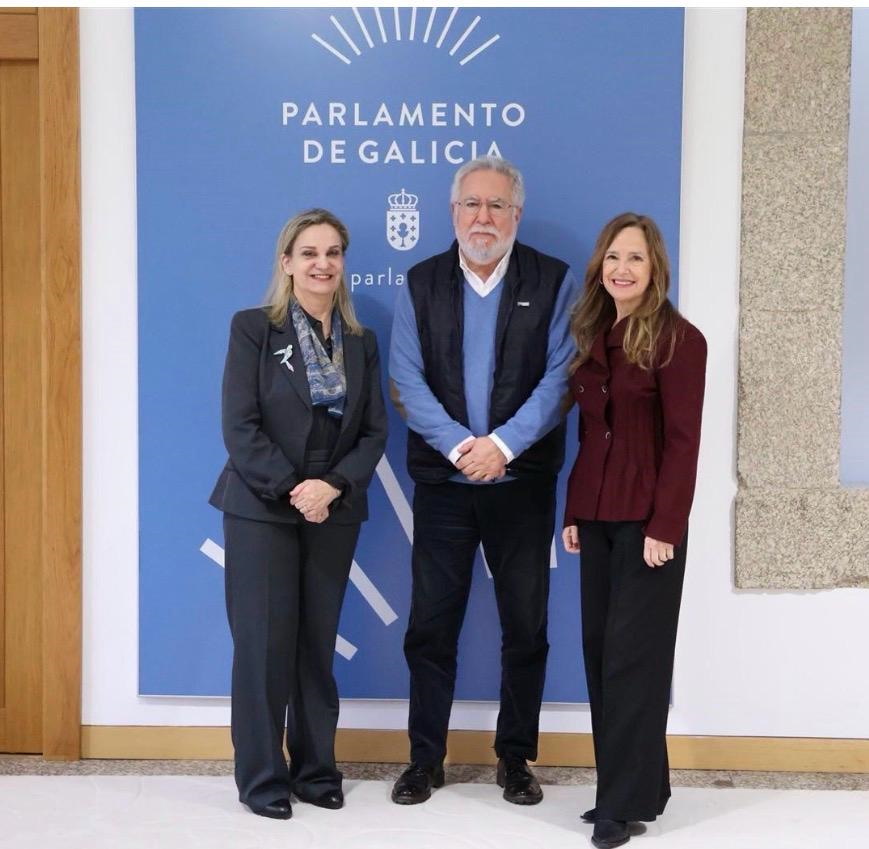 La adjunta primera y la Valedora do Pobo con el presidente del Parlamento de Galicia