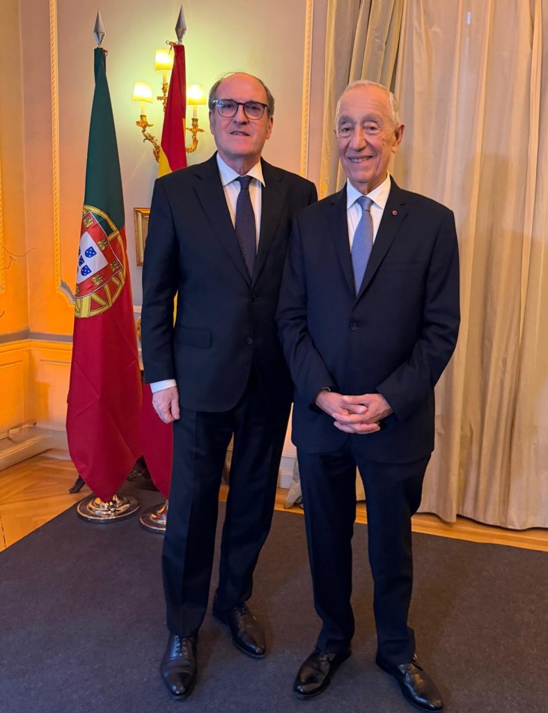 Pulse para ver la noticia: En la residencia del embajador