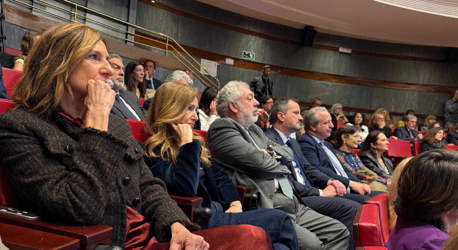 La adjunta primera, la adjunta segunda y el secretario general en los XX Premios Observatorio Contra la Violencia Doméstica y de Género