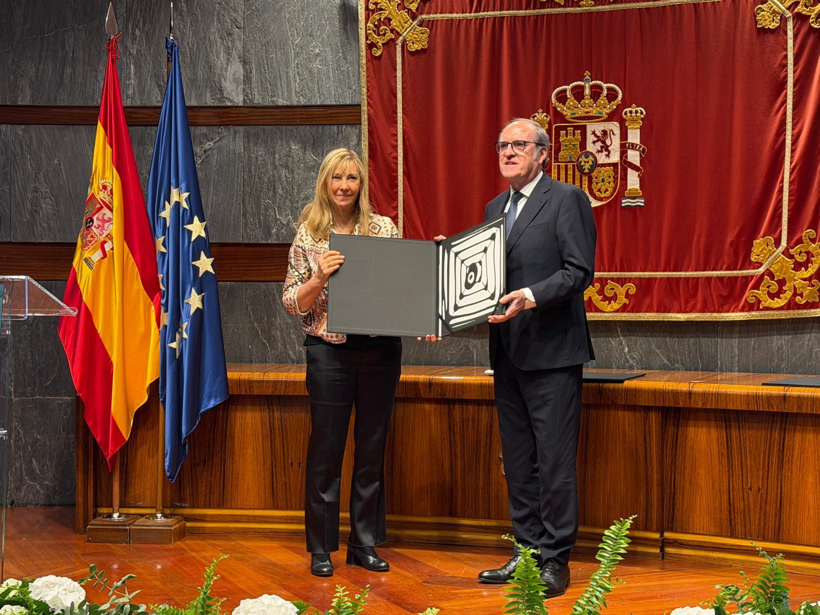 El Defensor del Pueblo recibe uno de los Premios Observatorio Contra la Violencia Doméstica y de Género de manos de la presidenta del TS y el CGPJ