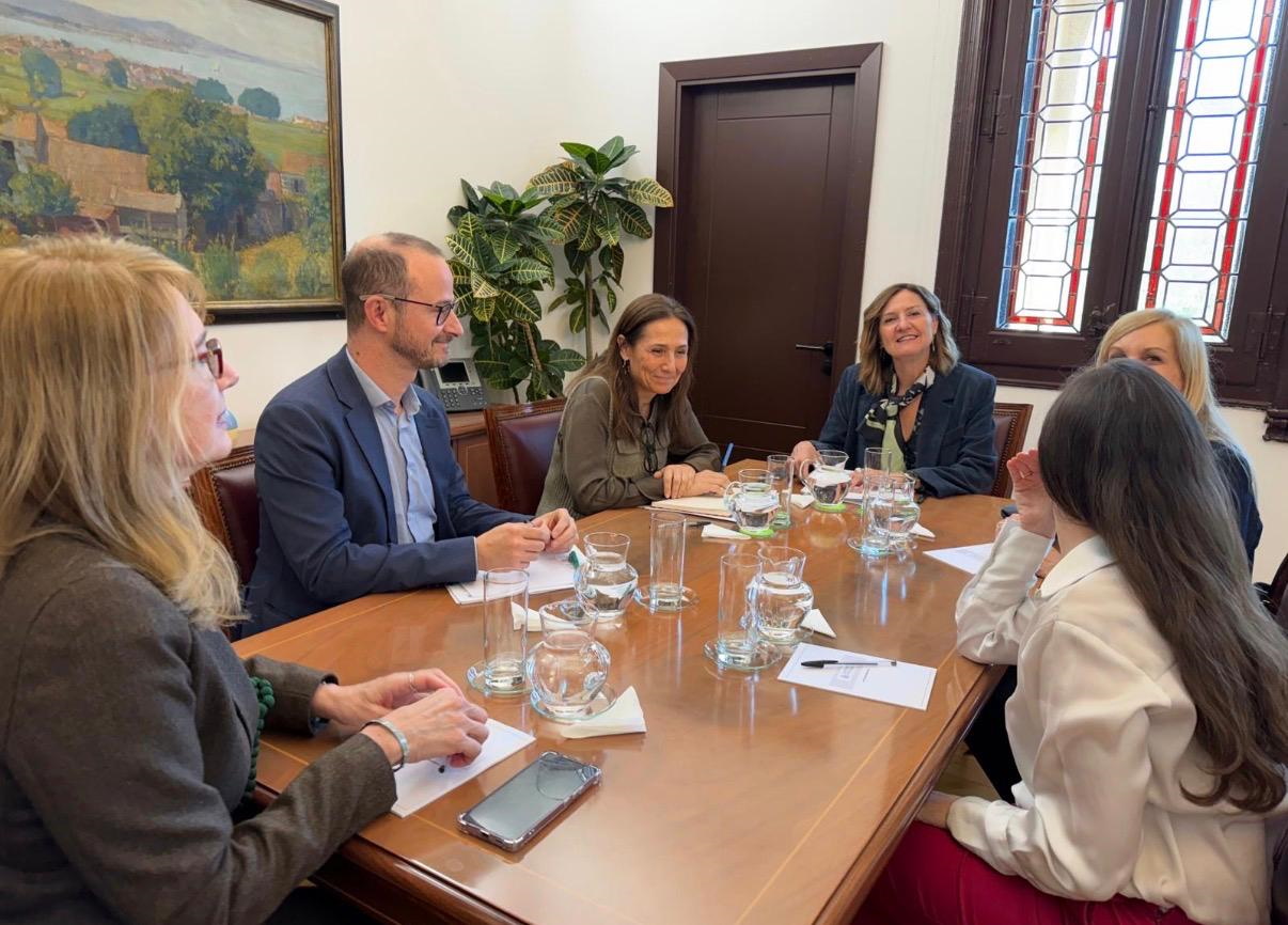 Reunión de la adjunta segunda con la fiscal de sala coordinadora de trata y personas extranjeras
