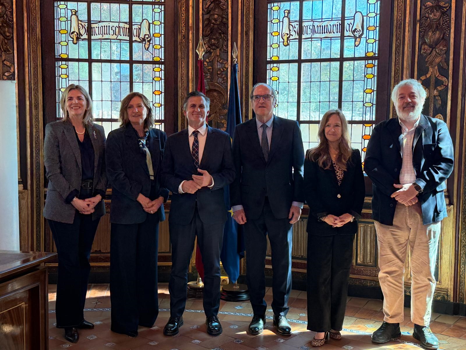 El Defensor del Pueblo y las adjuntas reunidas con el Ararteko