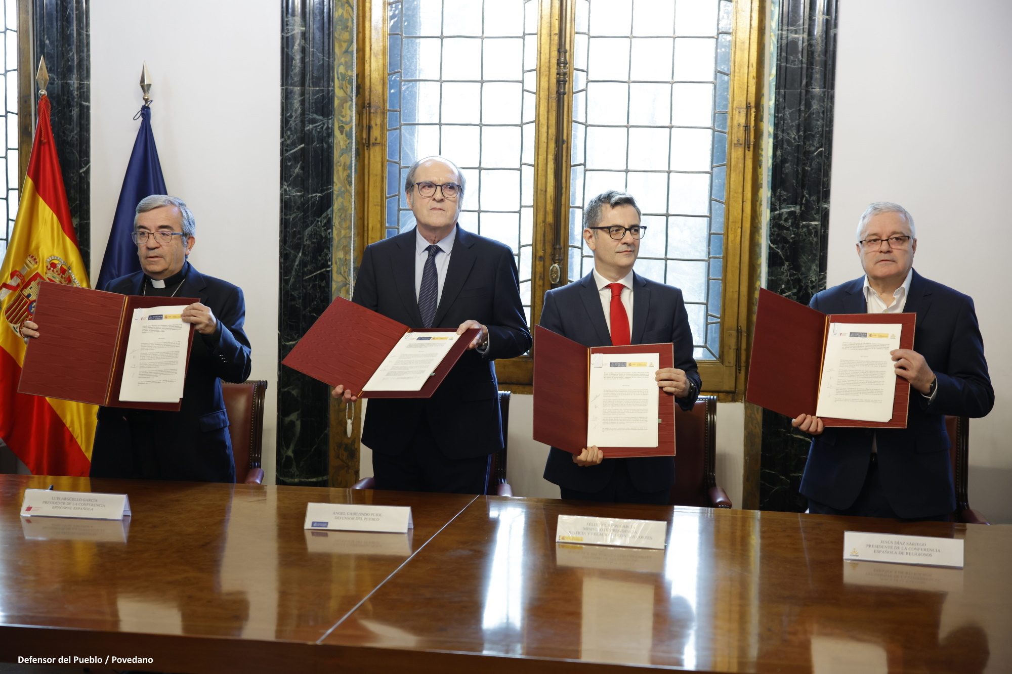 El Defensor del Pueblo, el presidente de la Conferencia Episcopal Española (CEE), el ministro de la Presidencia, Justicia y Relaciones con las Cortes y el presidente de la Conferencia Española de Religiosos (CONFER) durante la firma del Protocolo para poner en marcha el nuevo sistema de reparación a las víctimas de abusos sexuales en el ámbito de la Iglesia católica