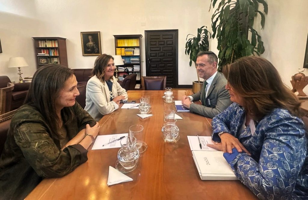 Pulse para ver la noticia: Relaciones institucionales