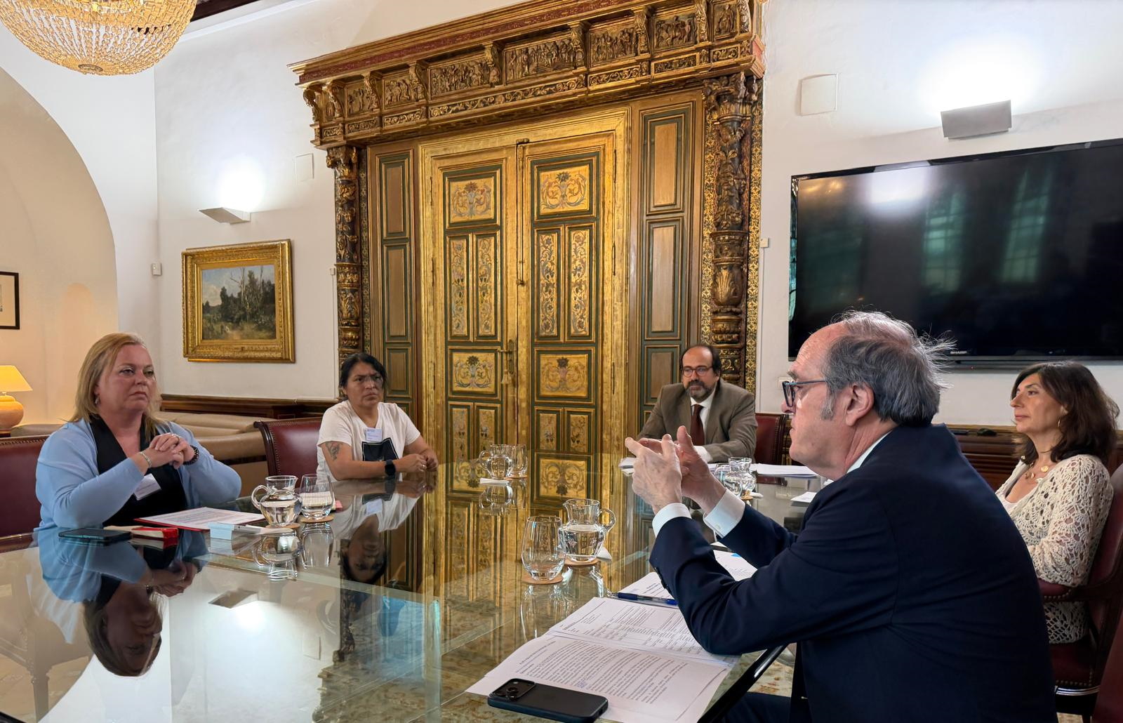 El Defensor del Pueblo, Ángel Gabilondo con representantes de la FAPA Giner de los Ríos