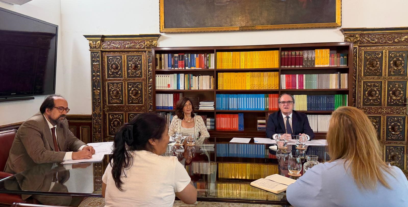 El Defensor del Pueblo, Ángel Gabilondo con representantes de la FAPA Giner de los Ríos