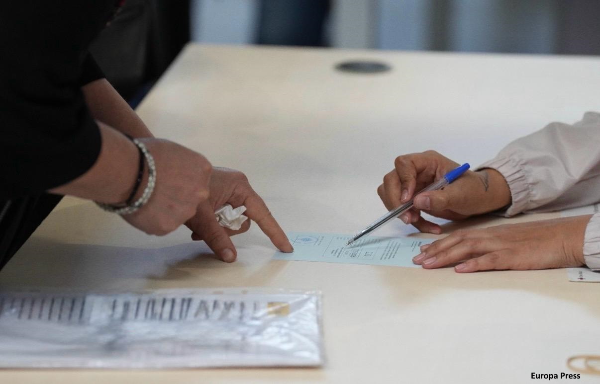 Personas completando la documentación para acogerse a la regularización
