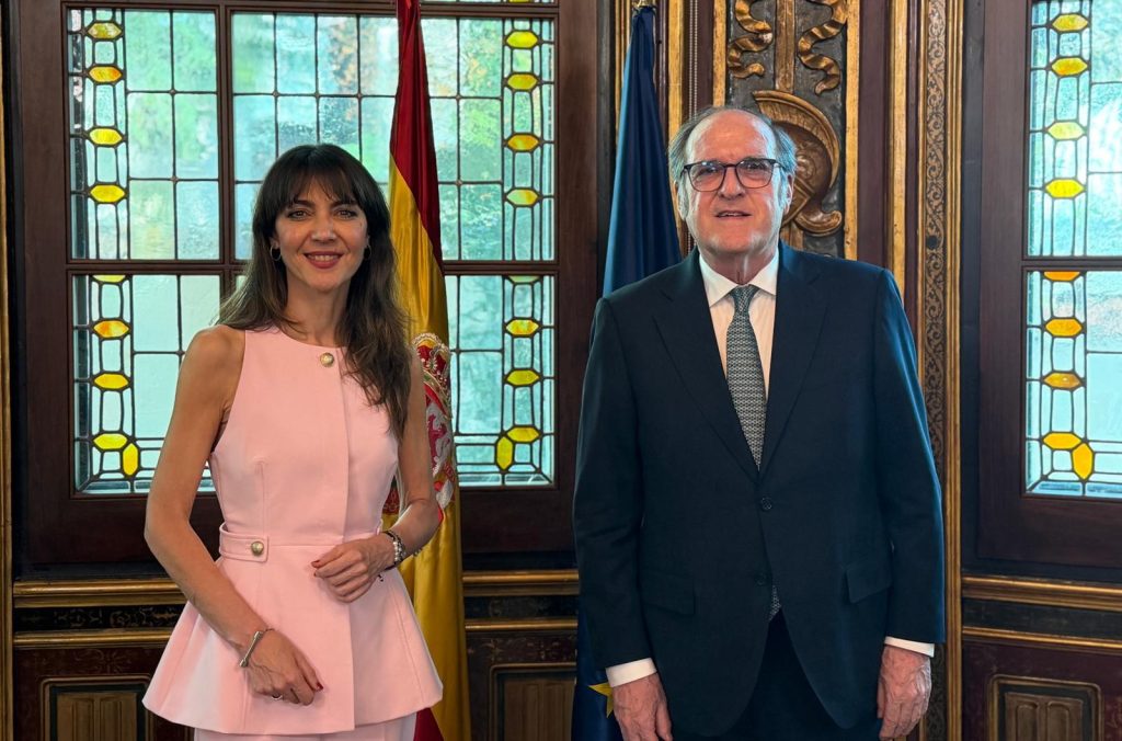 Pulse para ver la noticia: Relaciones institucionales