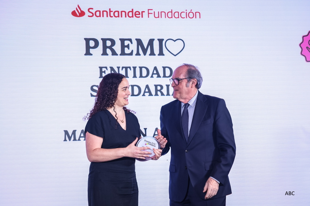 Pulse para ver la noticia: Entrega el galardón en la categoría Entidad Solidaria