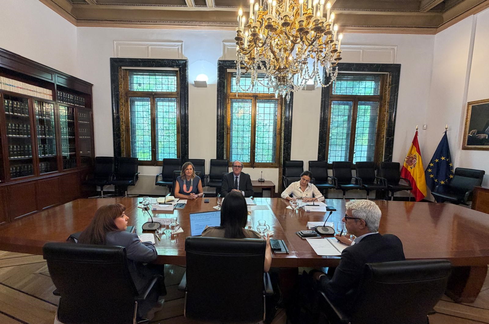 Ángel Gabilondo mantiene un encuentro con representantes del Consejo Canario de Colegios de Abogados